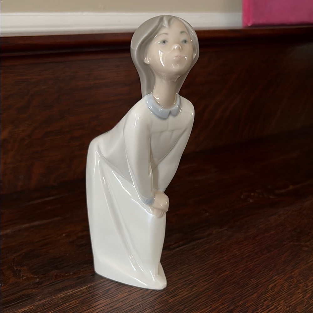 Lladro White and Gray Sculpture with Elegant Flowing Design